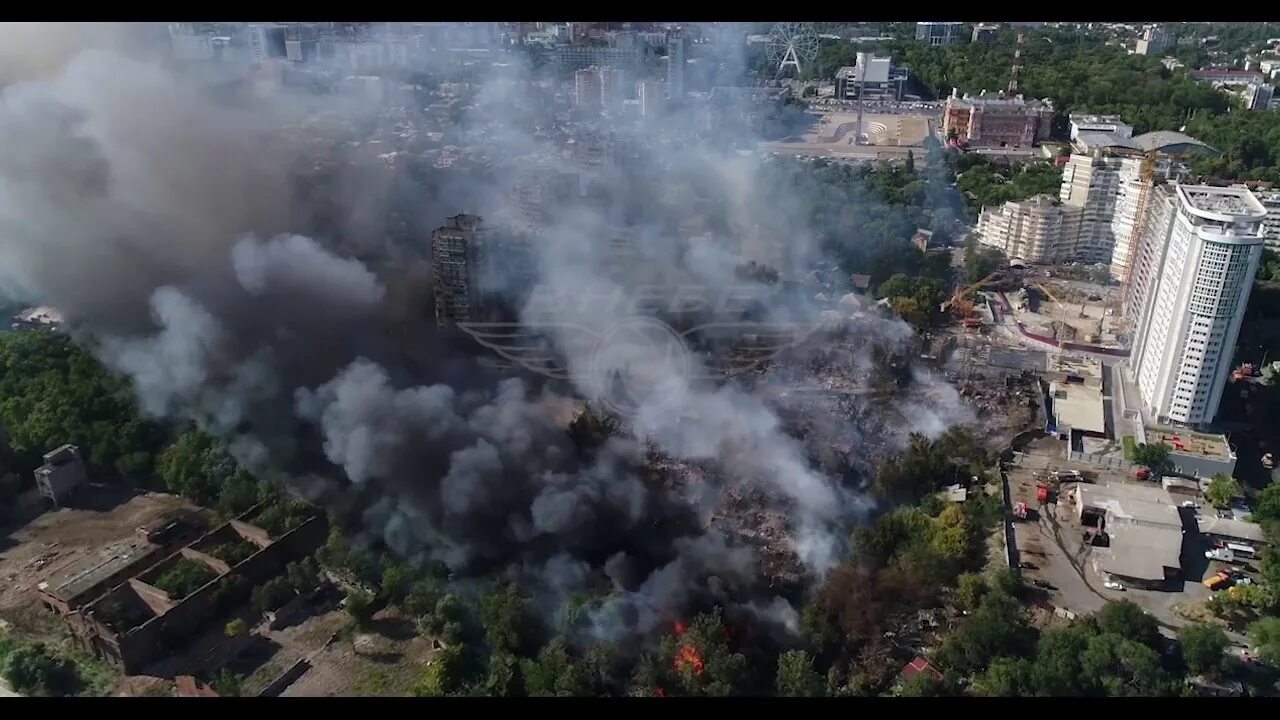 Пожары 2017 год. Пожар в Ростове-на-Дону на театральном спуске. Пожар в Ростове на Дону 21 августа 2017. Пожар в Ростове-на-Дону 21.08.2017. Пожар в Ростове-на-Дону Говнярка.