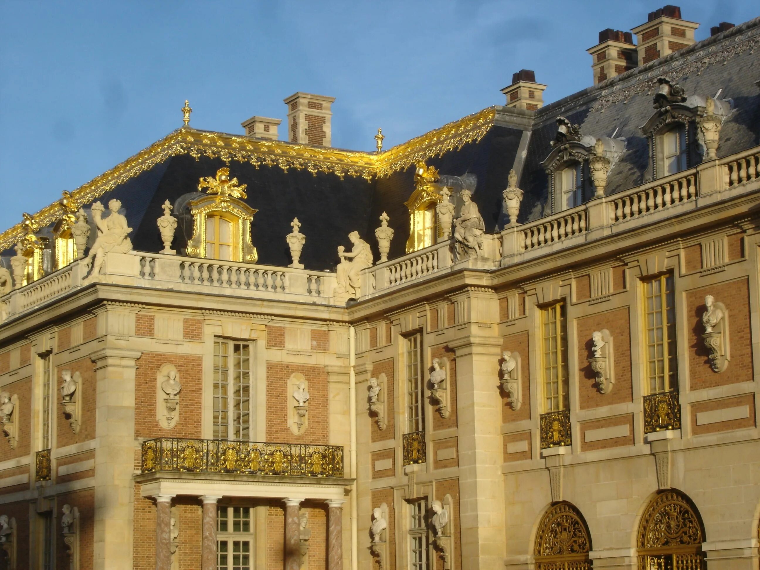Королевский версаль. Версальский дворец Версаль Барокко. Королевская опера Версаля, Версаль, Франция. Версаль фасад дворца. Версальский дворец Королевская опера снаружи.