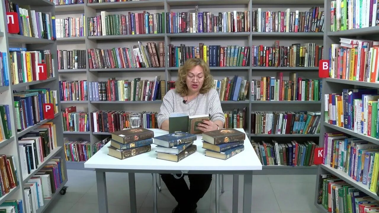Книги в библиотеке королев. Библиотека королев. Библиотека королев. Книги в библиотеке королев. Библиотеки королева.