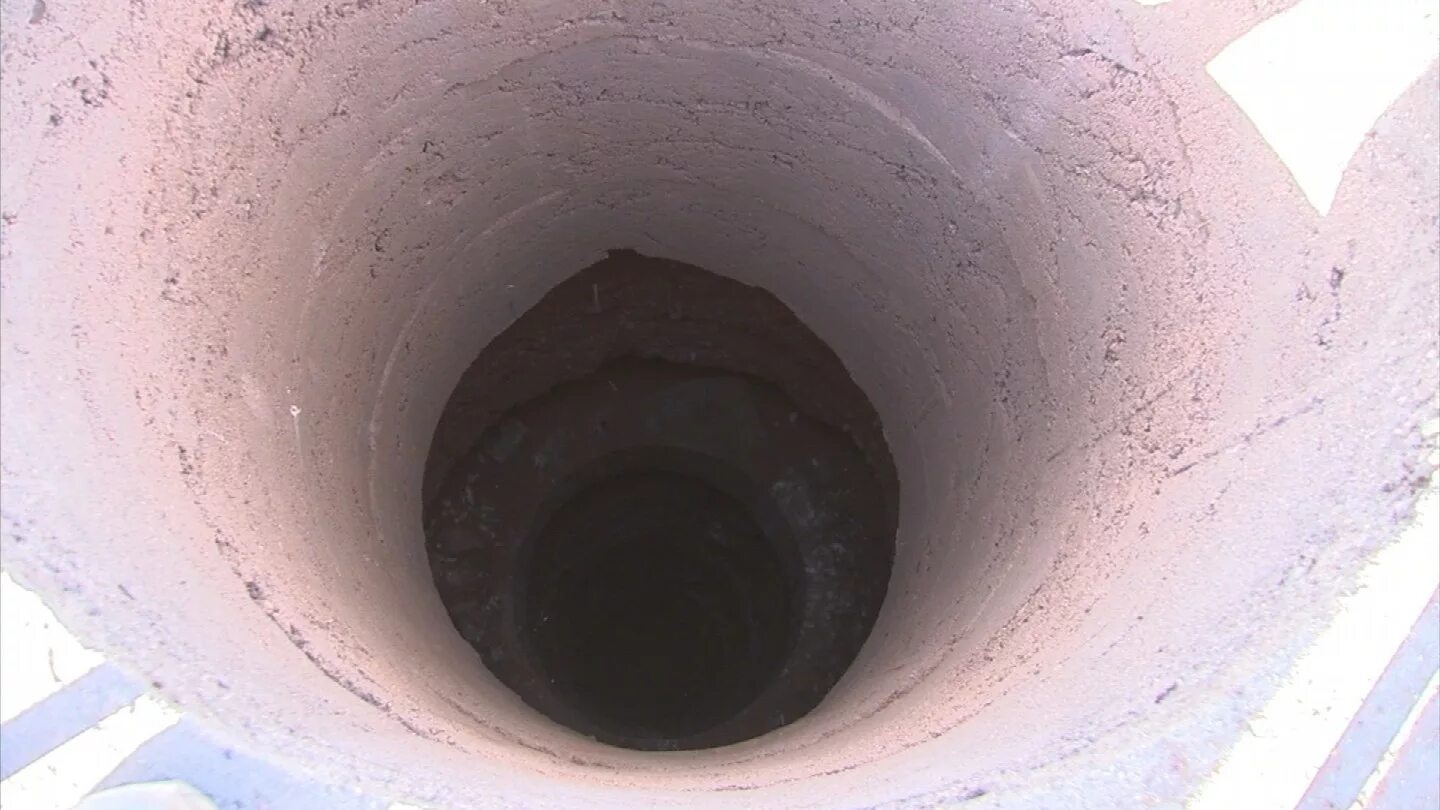 самые большие дыры у человека. дыра в земле. колодец дыра. гурбуки яма. самая большая щель.