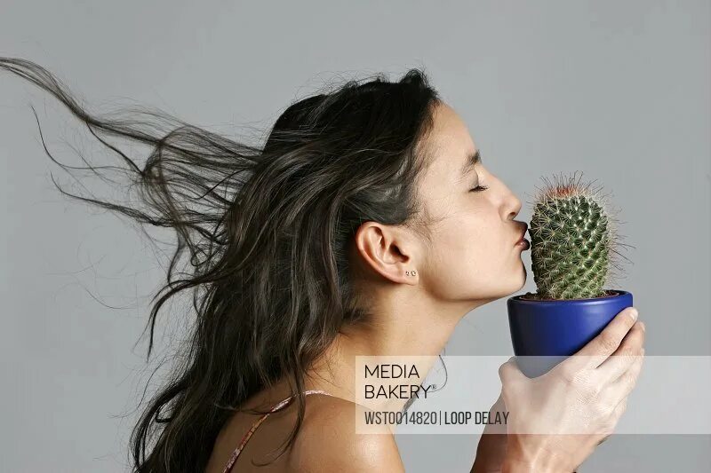 Женщина дарит кактус. Фотосессия с кактусом. Девушка с цветущим кактусом. Цветок кактуса. Кактус для девочки подарок.