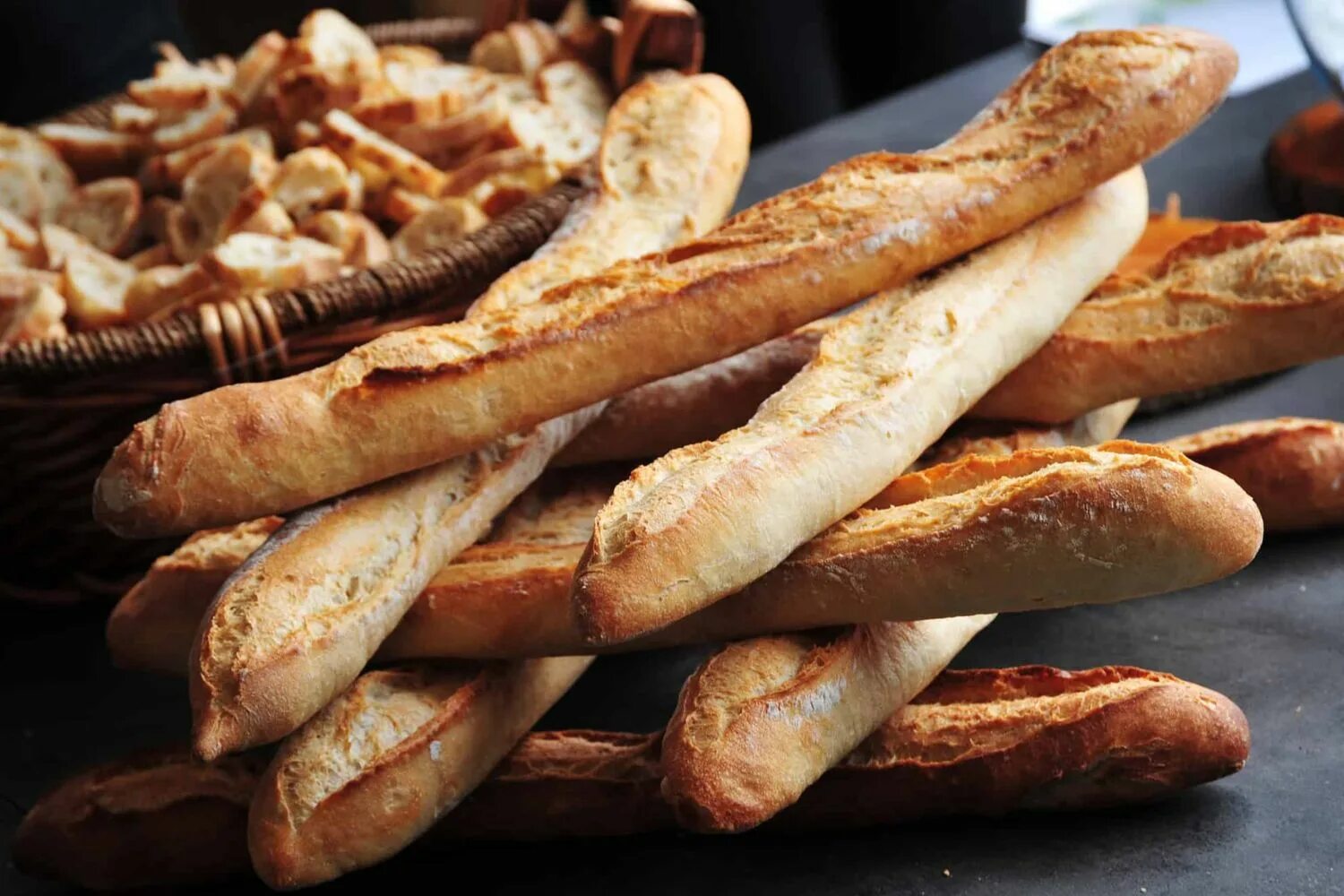 Французский хлеб. Шляпа багетта 5 оранжевый 54. La baguette. Багет французский. Длинный багет.