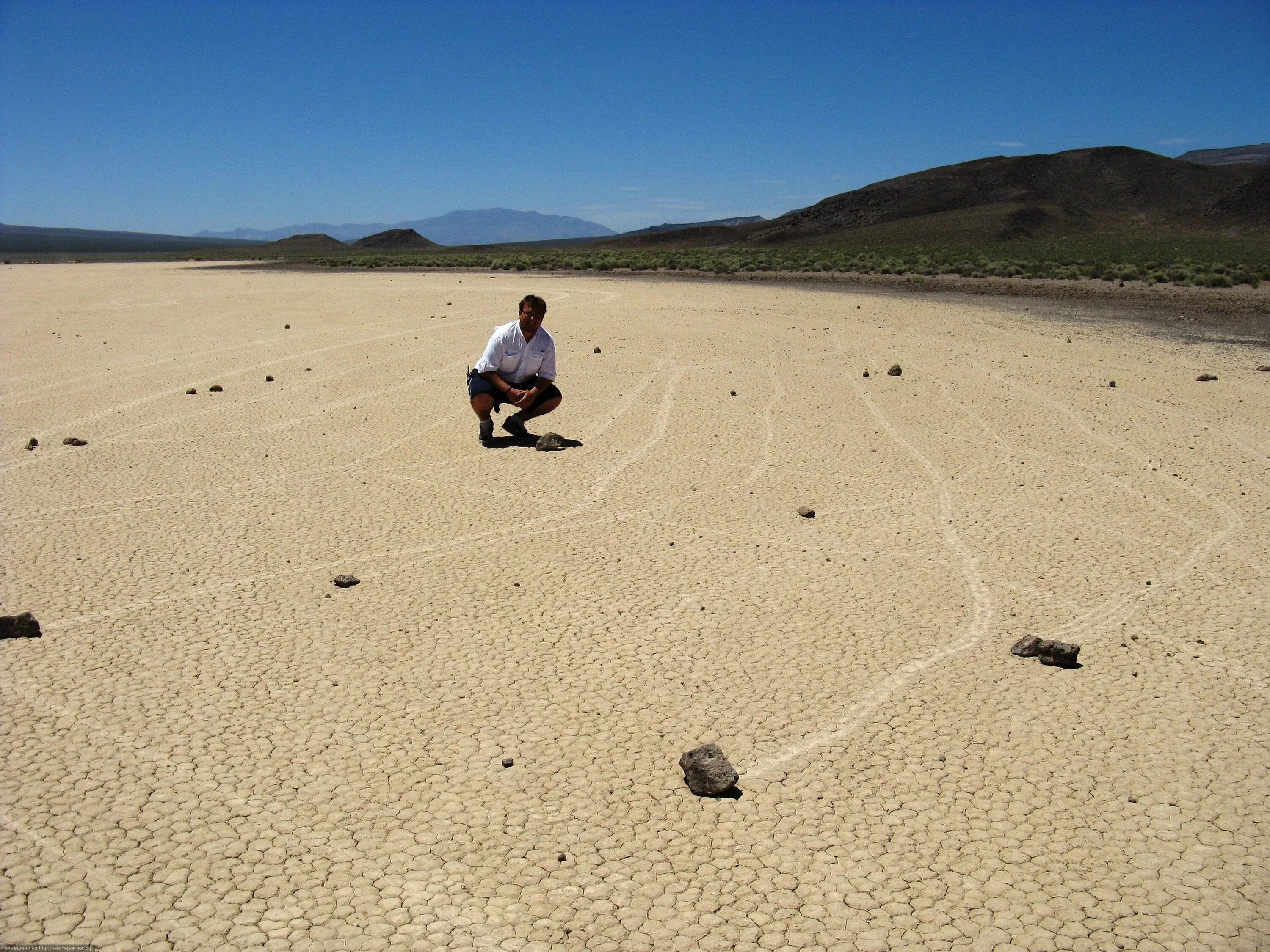долина двигающихся камней. долина двигающихся камней. долина смерти калифорния движущиеся камни. блуждающие камни в долине смерти калифорния. долина смерти рейстрек плайя.
