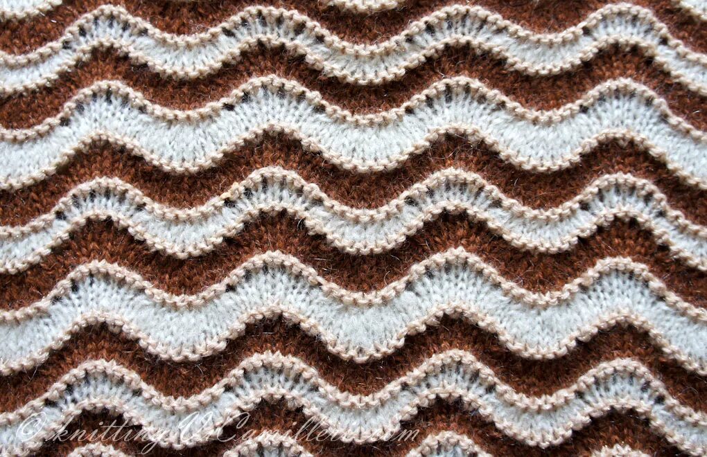 работы связанные волнами. двухцветный волнистый узор крючком. работы связанные волнами. узор волна крючком. работы связанные волнами.