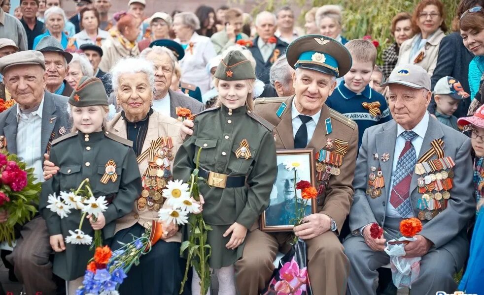 Цветной май. Цветы ветеранам. Ветераны с цветами. Празднование дня Победы. 9 Мая день Победы ветераны.