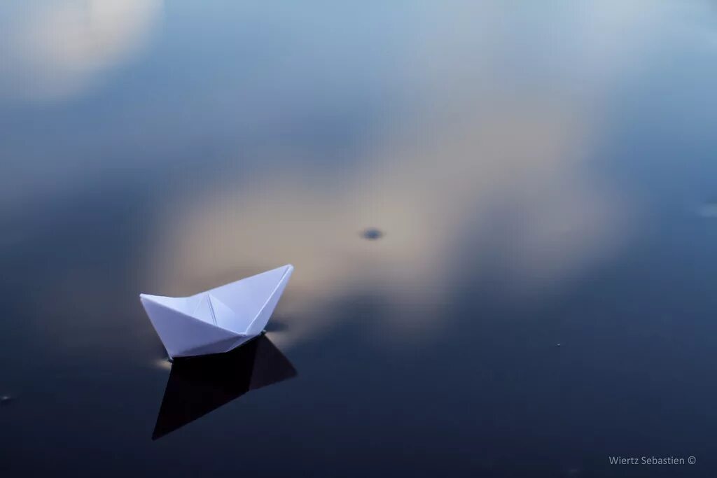 Слушать бумажные кораблики. Бумажный кораблик. Бумажный кораблик в море. Бумажный кораблик на волнах. Фон бумажный кораблик.