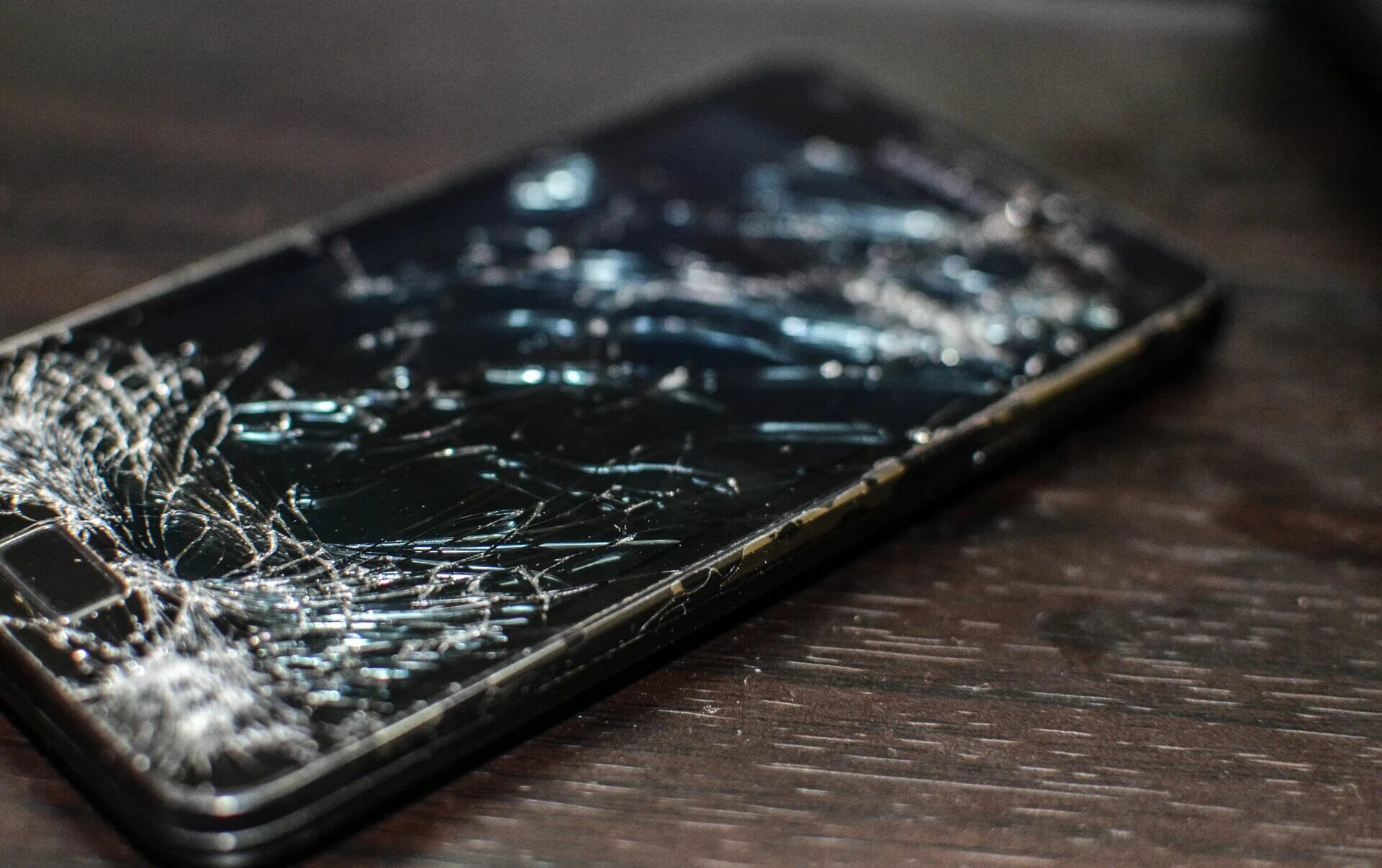 Сломанный смартфон. Phones cracked. Смартфон с треснутым экраном. Смартфон с разбитым экраном. Сломанный смартфон.