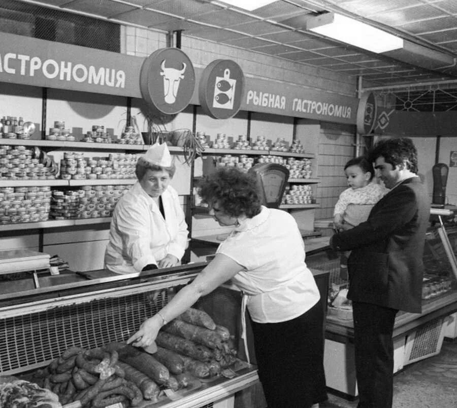 прилавки советских магазинов. магазины сср. продуктовые магазины ссср 80е в прибалтике. овощной магазин ссср. москва 1959 года в фотографиях харрисона формана.