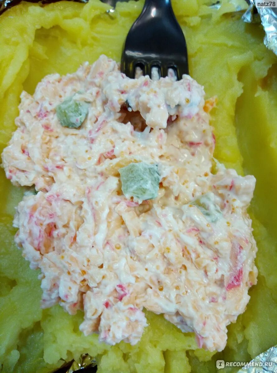 Крошка картошка с крабовыми палочками. Крошка картошка с крабовым. Крошка картошка с крабовым салатом. Крошка картошка с крабовыми палочками. Крошка картошка с крабовым мясом.