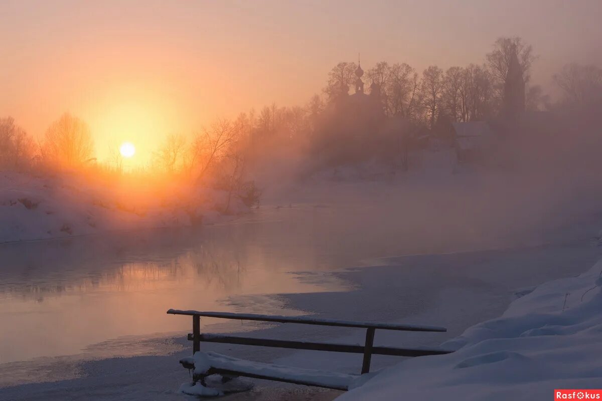 В морозные дни солнце восходит в тяжелом. Рассвет зимой. Зима солнце. Зимнее утро. Морозное утро.