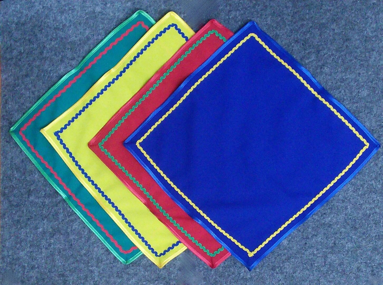 Историческое слово платок. Платочки для детского сада. Платочки какого. Цветные платочки. Игра на носовом платке.