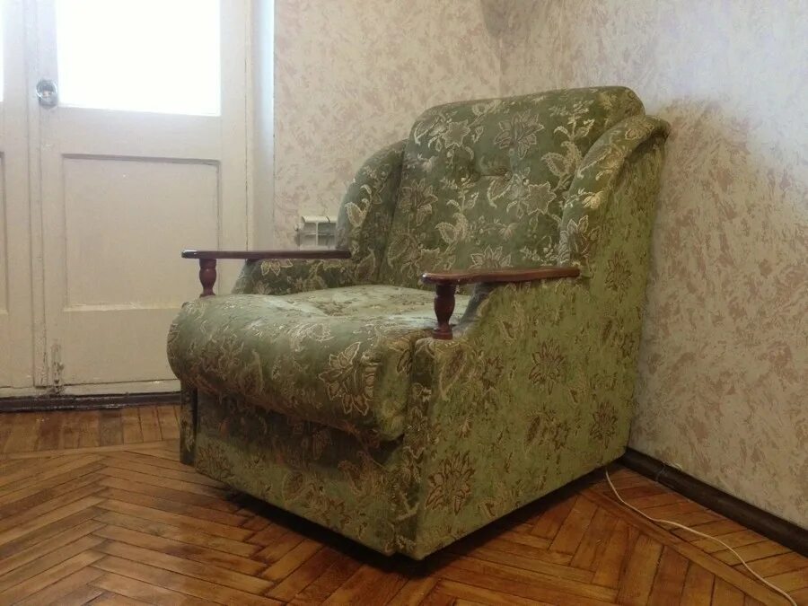 Юла кресло кровать. Даром два кресло-кровать москва. Диван маленький старый. Кресло кровать даром. Отдам кресло кровать.