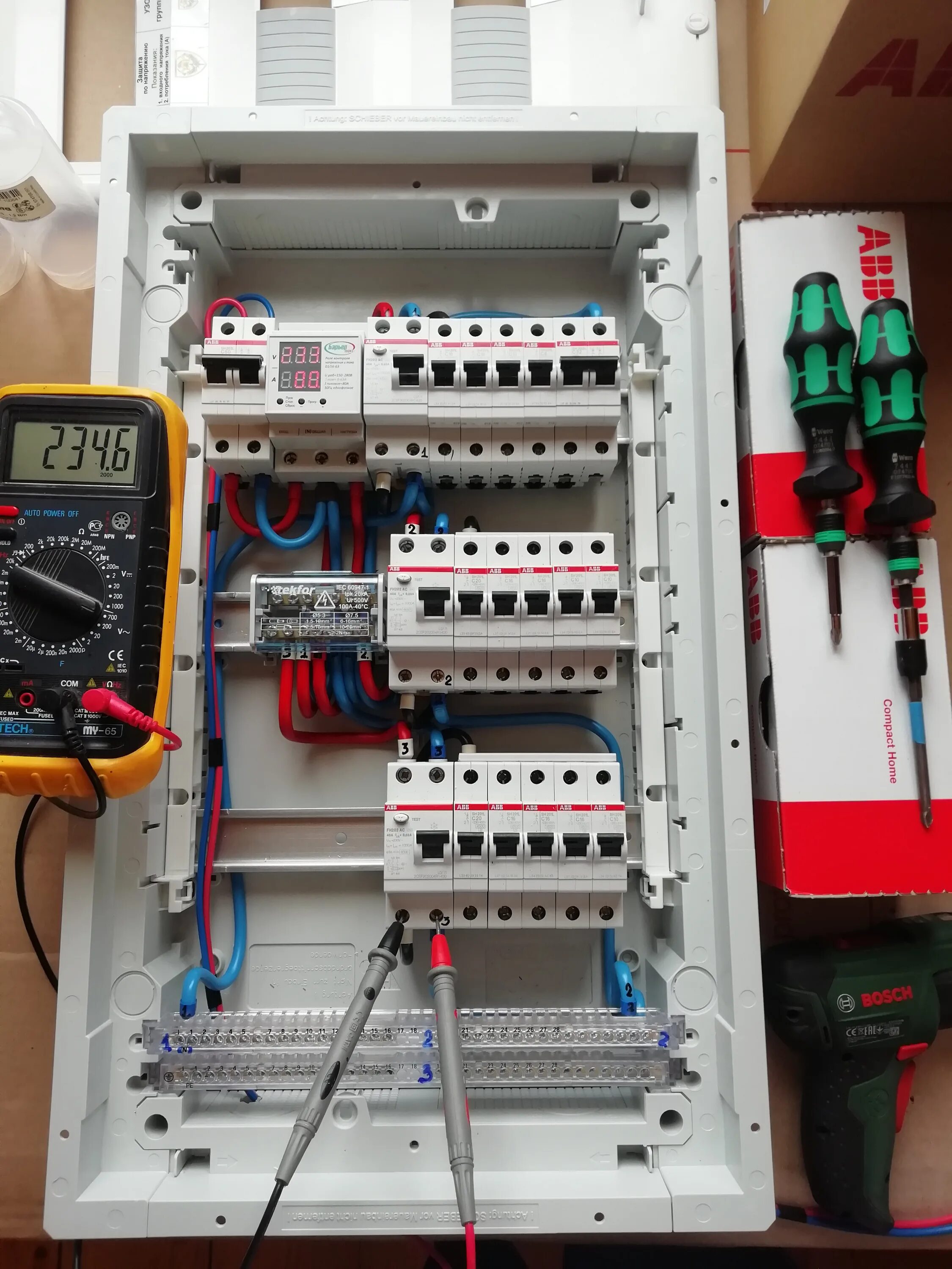 Сборка щита для частного дома. Сборка Эл щитка. Сборка щита электрического. Щиток электрический собранный. Щиток электрический сборка.
