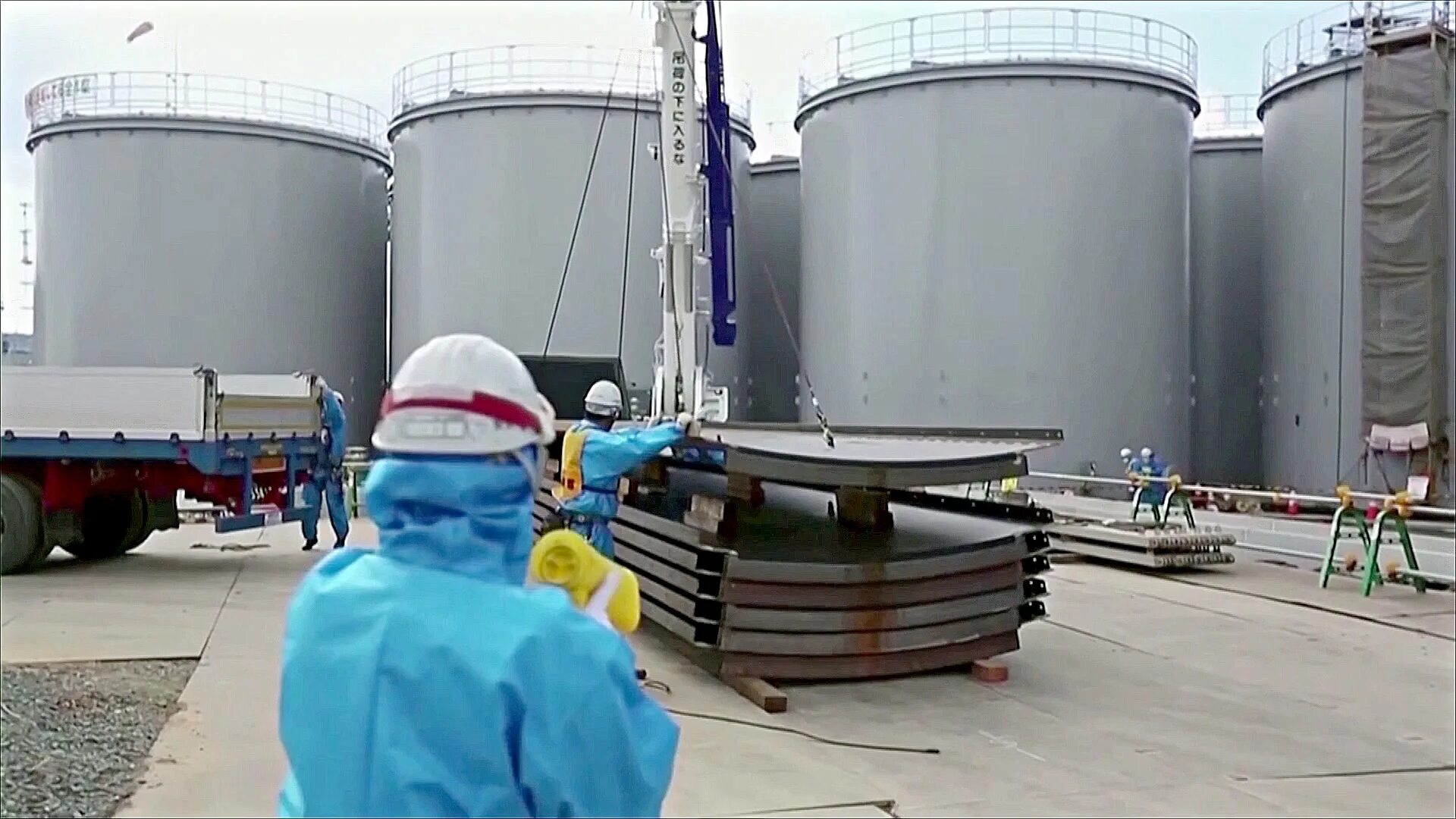 Сбросы аэс. Воды с АЭС "Фукусима-1". Вода в атомной энергетике. Резервуар на атомной станции. Контейнер с атомной станцией.