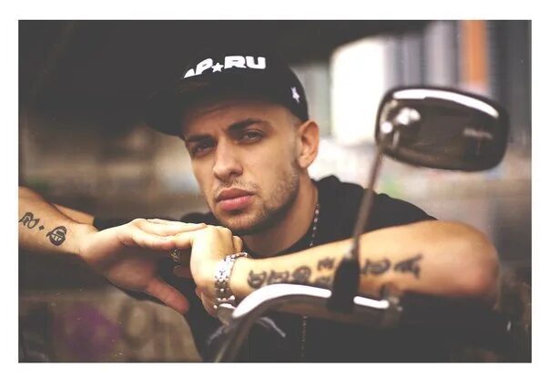 Рэпер st альбомы. Дай ему сил рэпер st слушать. Sil a репер в розыске. St рэп рэпер. St татуировки.