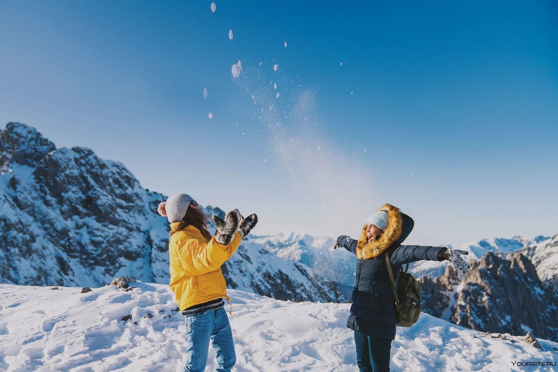 Winter travel. Путешествие зимой. Путешественник в снегах. Приключения зимой. Зимние путешествия на горе от.