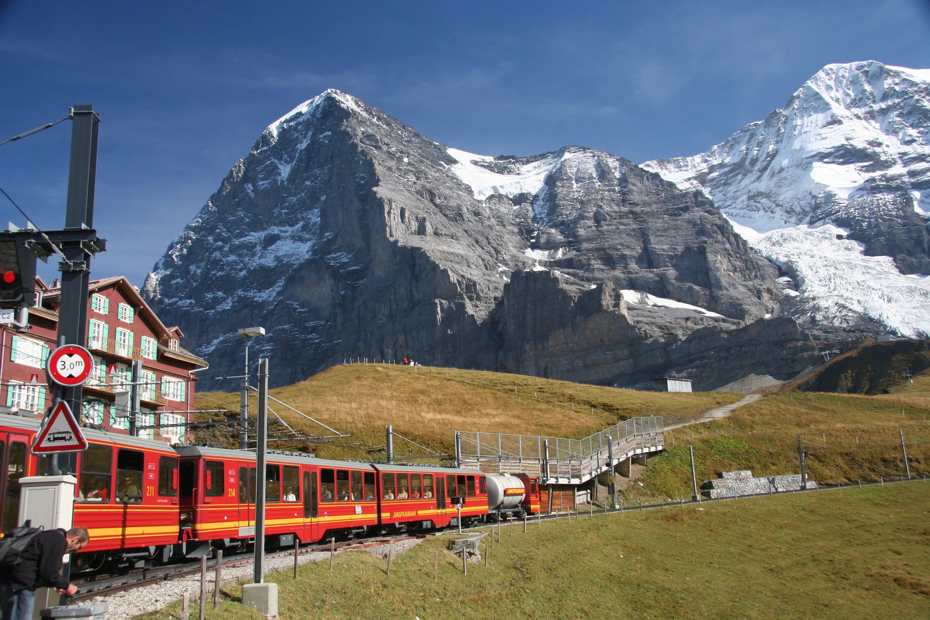 Юнгфрау (железная дорога). Юнгфрауйох Швейцария. Юнгфрау гора в Швейцарии. Вокзал Юнгфрау Швейцария.