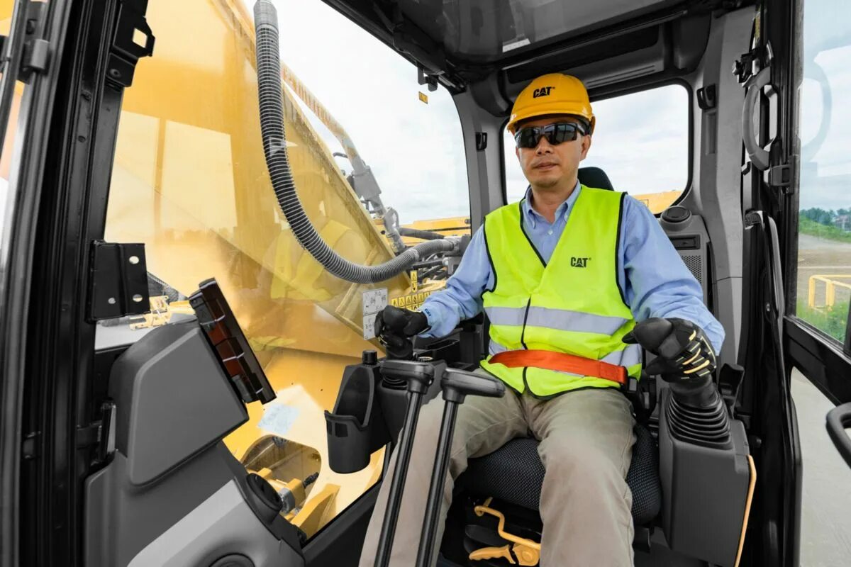 Экскаватор volvo ec480dl. Водитель экскаваторщик. Машинист экскаватора. Машинист спецтехники. Машинист (крановщик) крана автомобильного.