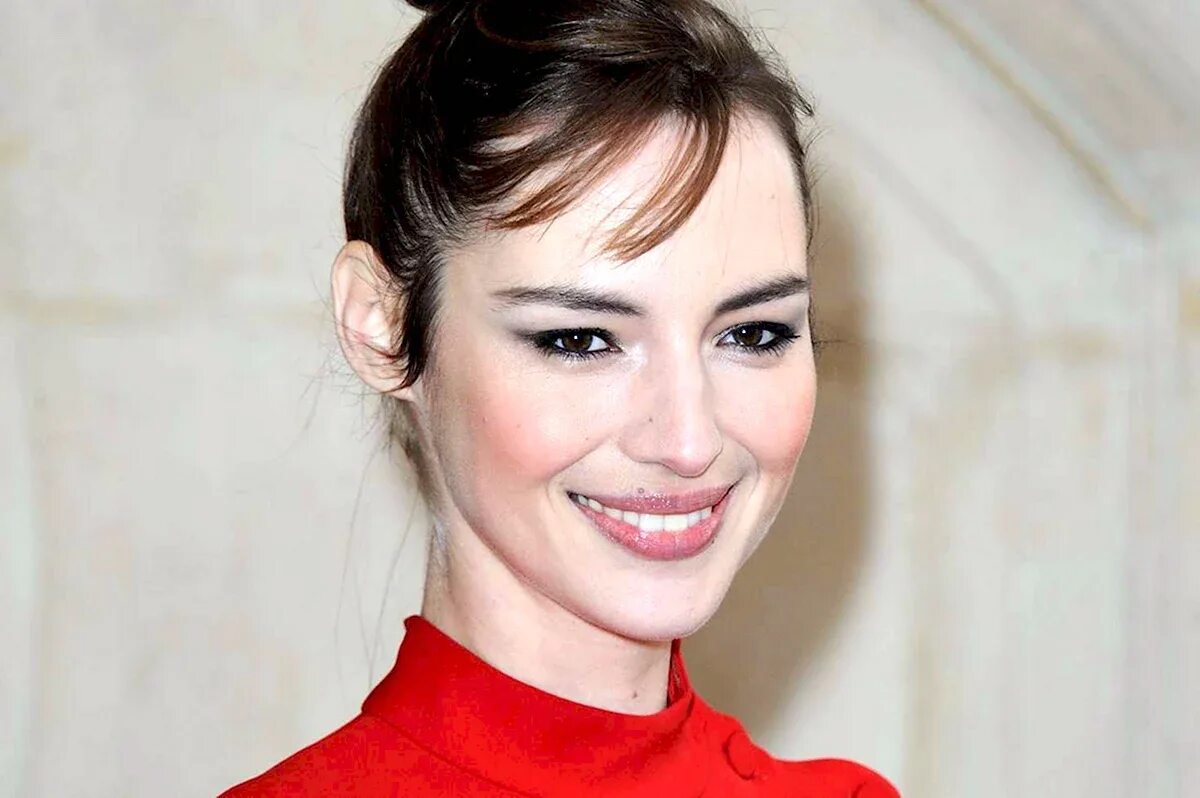 Louise. Луиз бургуан. актриса луиз бургуан. луиз бургуан фото. louise bourgoin 2025.