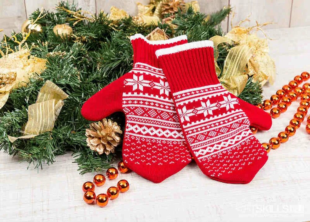 Подарки под ёлкой. Подарок на новый год. Носки с новогодним принтом. Крутые вещи на новый год. Вещи с космосом.