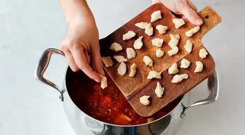 Блюда с кусочками теста