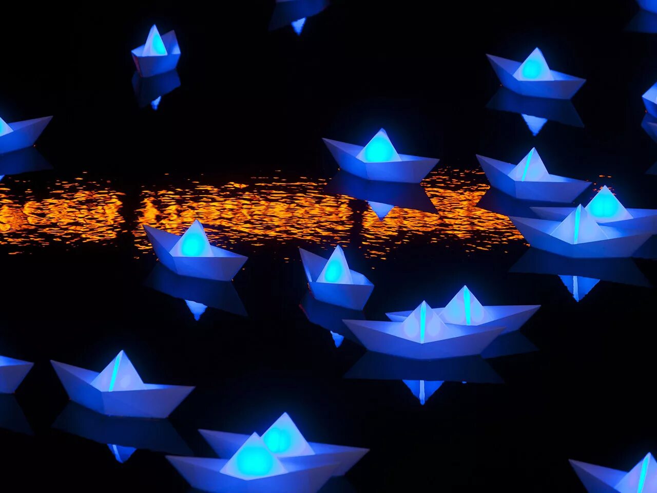 Световые инсталляции. Световая инсталляция на воде. Светящийся кораблик. Бумажный кораблик на воде. Светящиеся кораблики.
