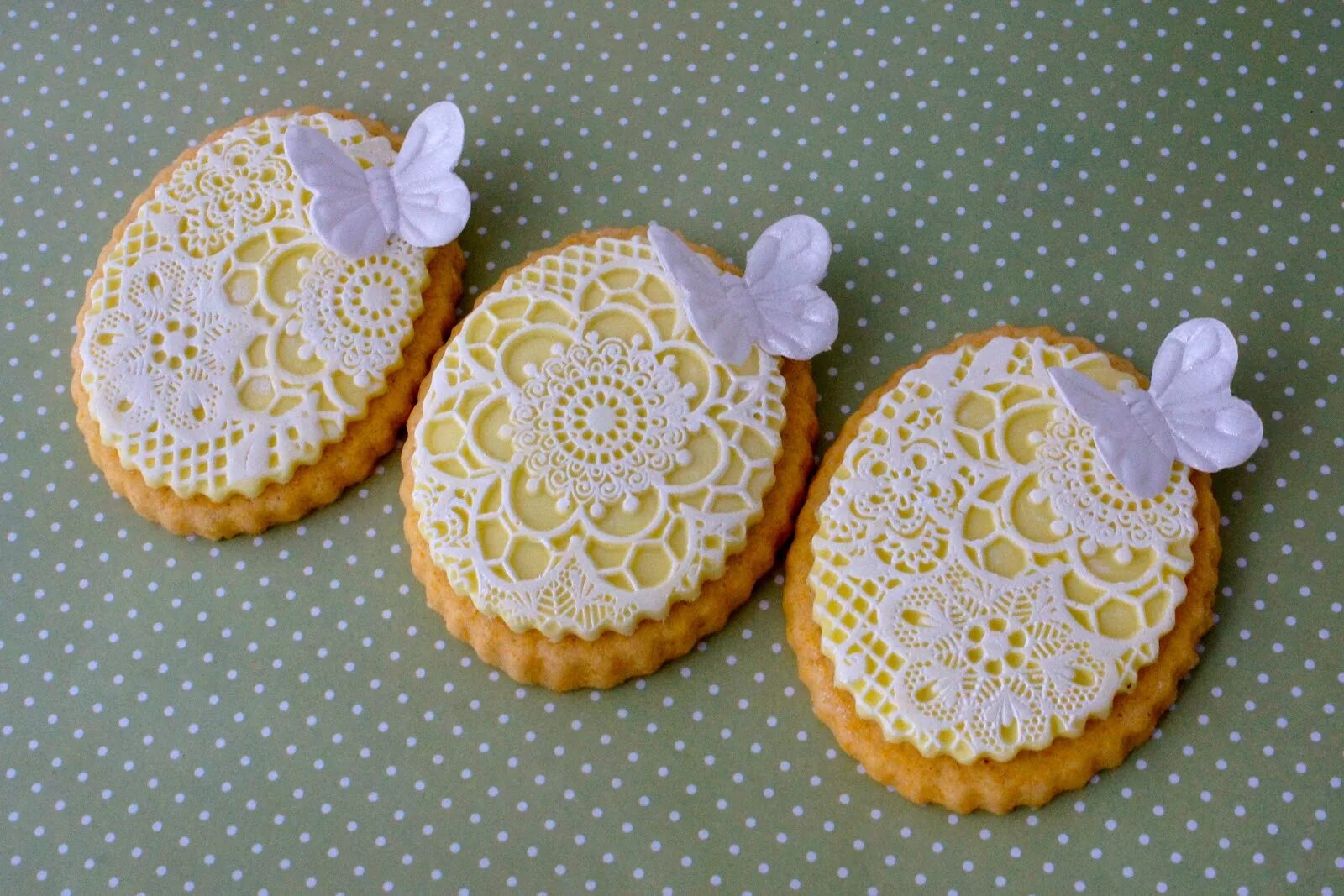 печенье необычной формы. сахарное печенье с глазурью. глазурь для печенья рецепт без яиц. имбирные пряники на пасху. фэнси айсинг королевская глазурь.