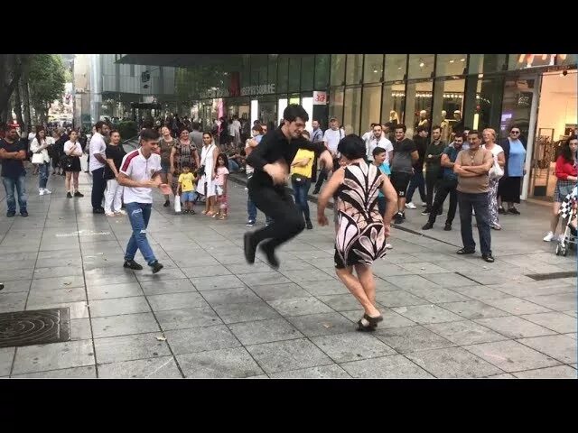 Лезгинка на улице Тбилиси. Танец очередью. Лезгинка зажигательная видео на улице. Мода на улицах Тбилиси 2020.