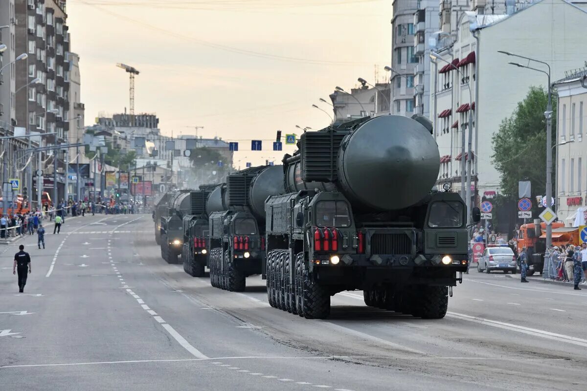 Московский военный. Парад военной техники. Парад военной техники в Москве. Военная техника на параде Победы 2020 в Москве. Парад военной техники в Новосибирске.