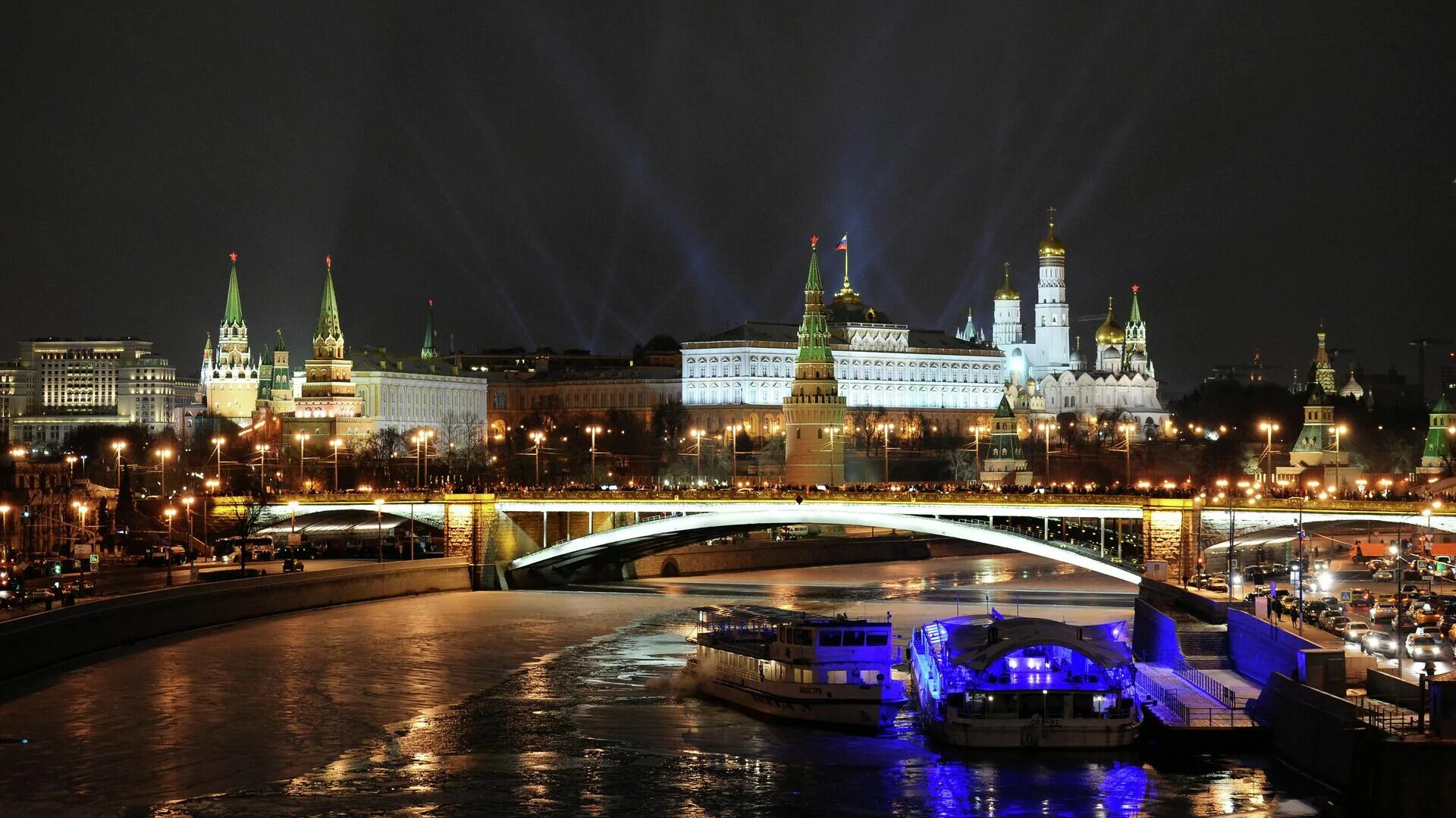 Новогодняя москва. Кремлевская набережная москва ночью. Красная площадь вид сверху 2022. Набережная тараса шевченко ночью. Красная площадь парк зарядье.