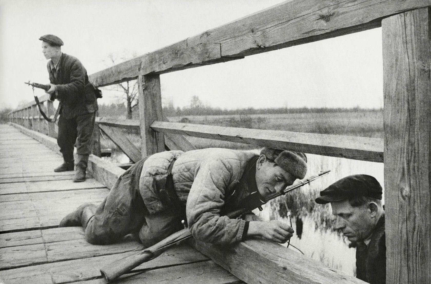 Переправа жизни. Партизаны в Белоруссии 1943. Партизаны взрывают мост 1941-1945.