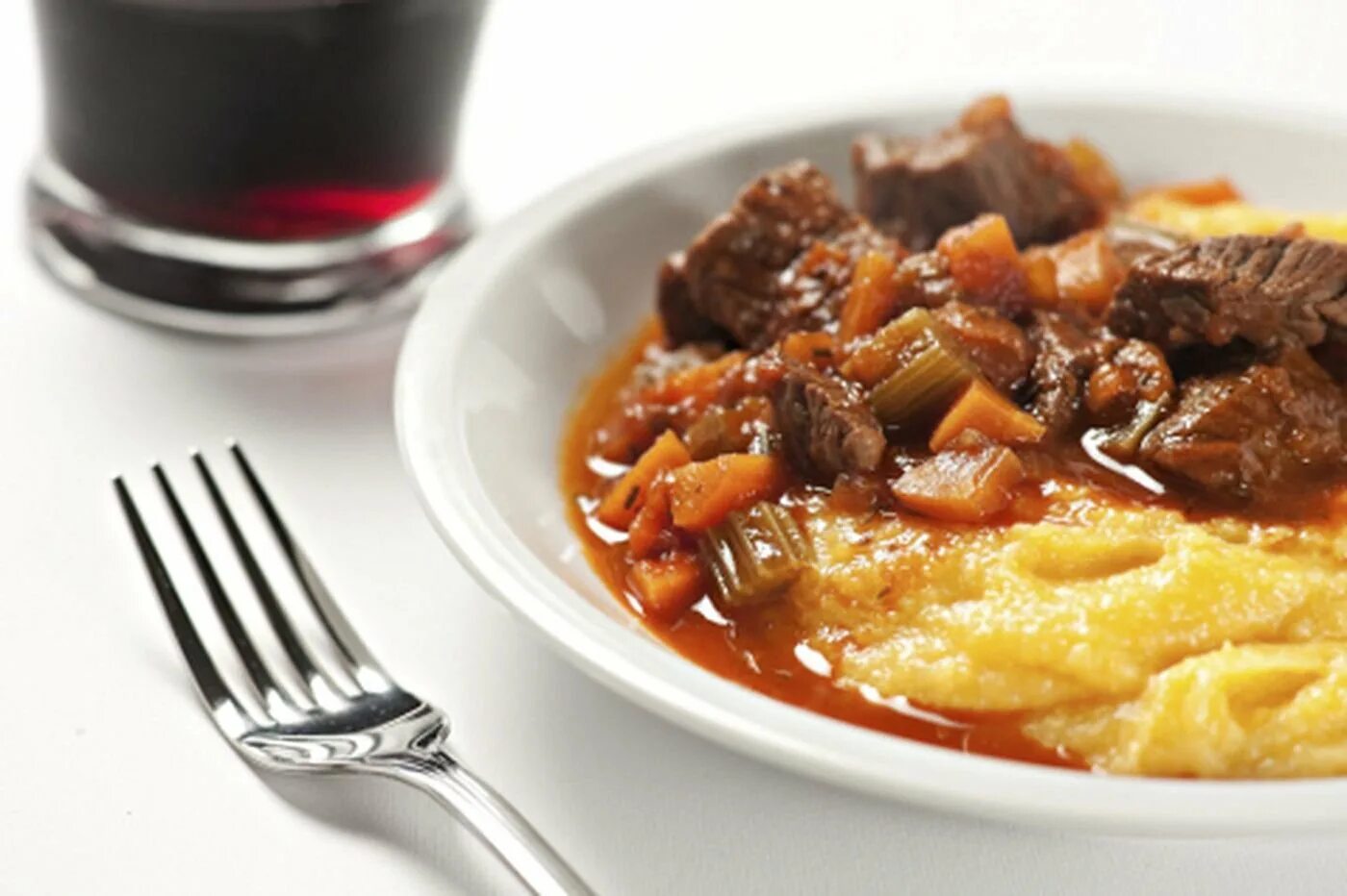 Подлива к пюре с мясом. Гуляш из говядины с подливкой. пюре с гуляшом из говядины с подливкой. мясной гуляш с подливкой из говядины. гуляш с пюре с подливкой.