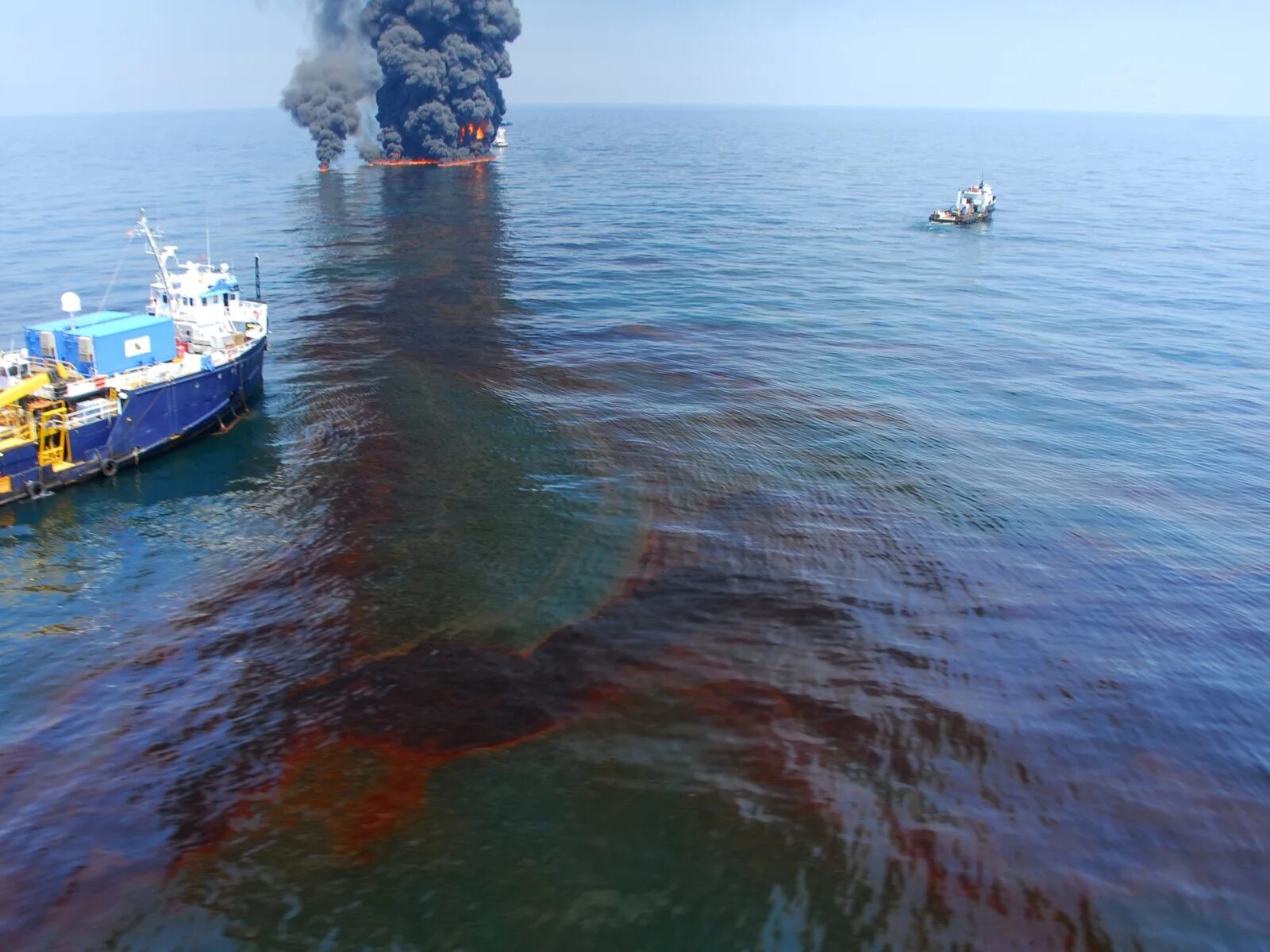 Маврикий разлив нефти 2020. Катастрофы про воду. Нью-йорк сити цунами. Морские катастрофы. Платформа deepwater horizon авария.