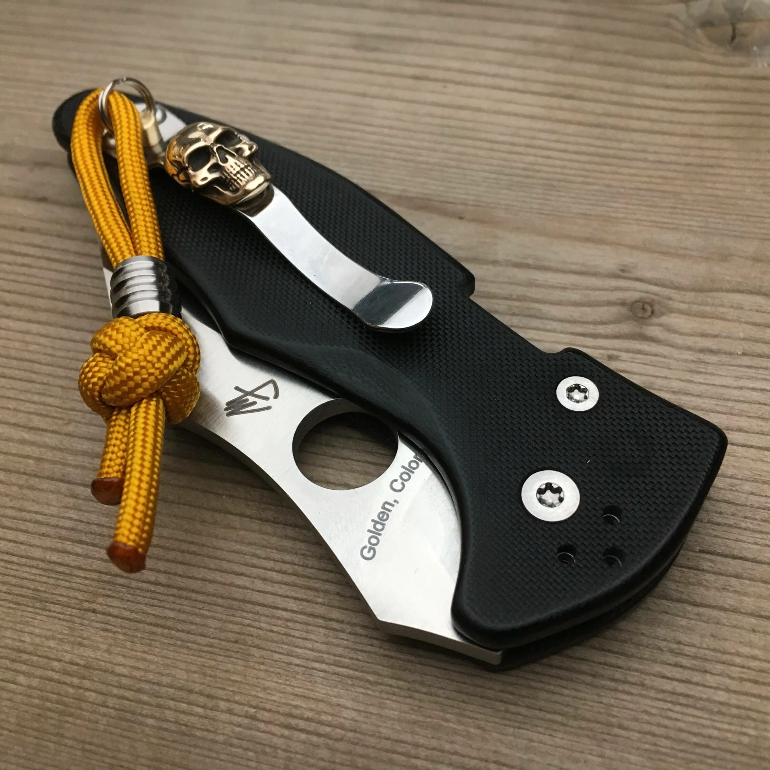 Спайдерко купить. Spyderco Delica с темляком. Спайдерко кастом. Spyderco Tenacious темляк. Spyderco Yojimbo 2 кастом.