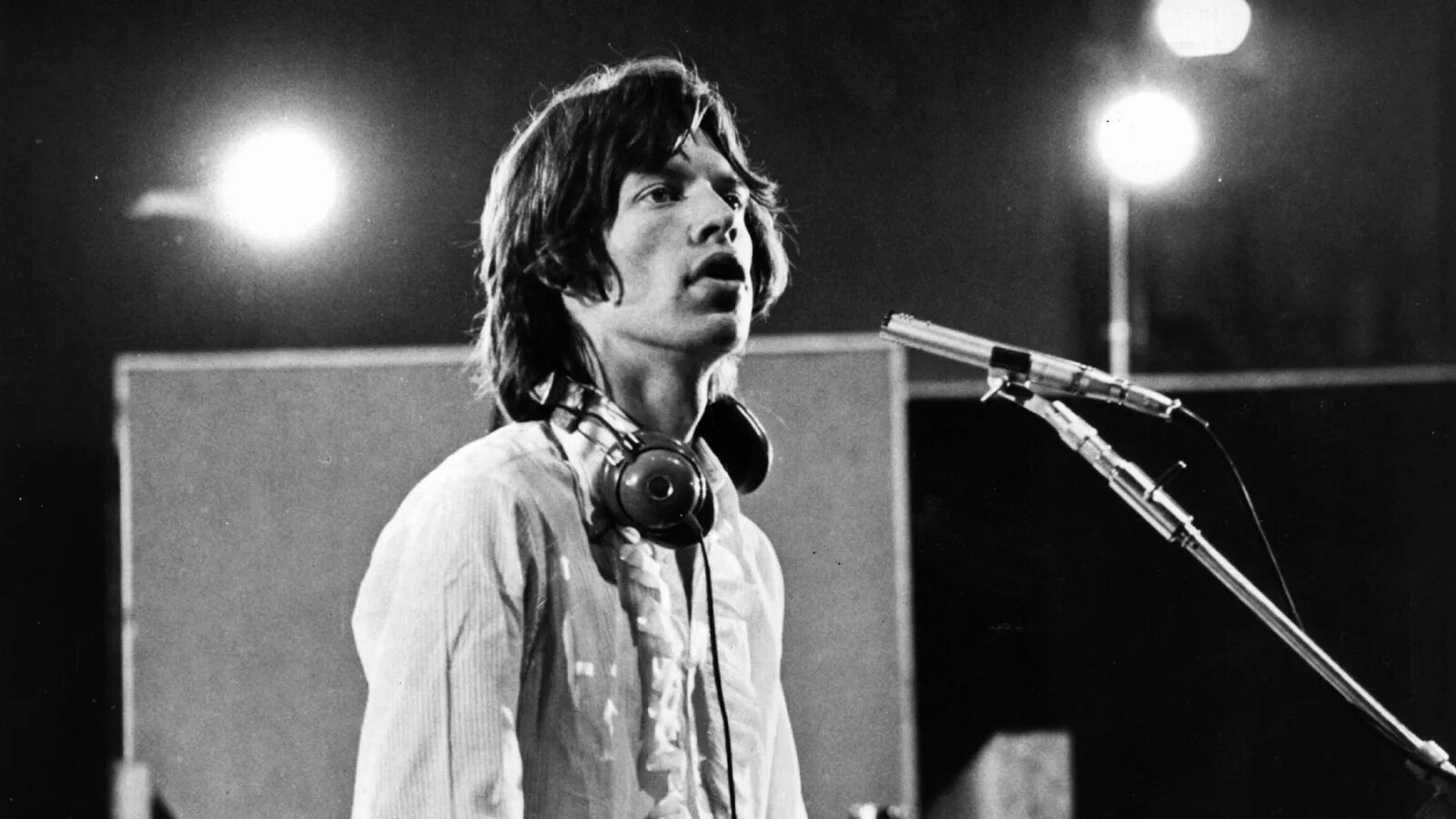 Mick Jagger 1968. Роллинг стоунз 1968. Мик Джаггер 1980. Rolling Stones Sympathy for the Devil. Мик джаггер слушать