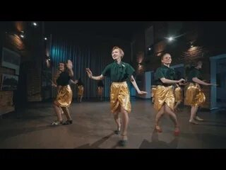 Однажды танец пригласил листья песня. Chorus line Mix Collective photo.