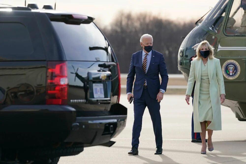 Байден трансгендеры пасха. Джилл Байден с дочерью. Biden motorcade. Политик в костюме. Жена президента Америки Байдена.