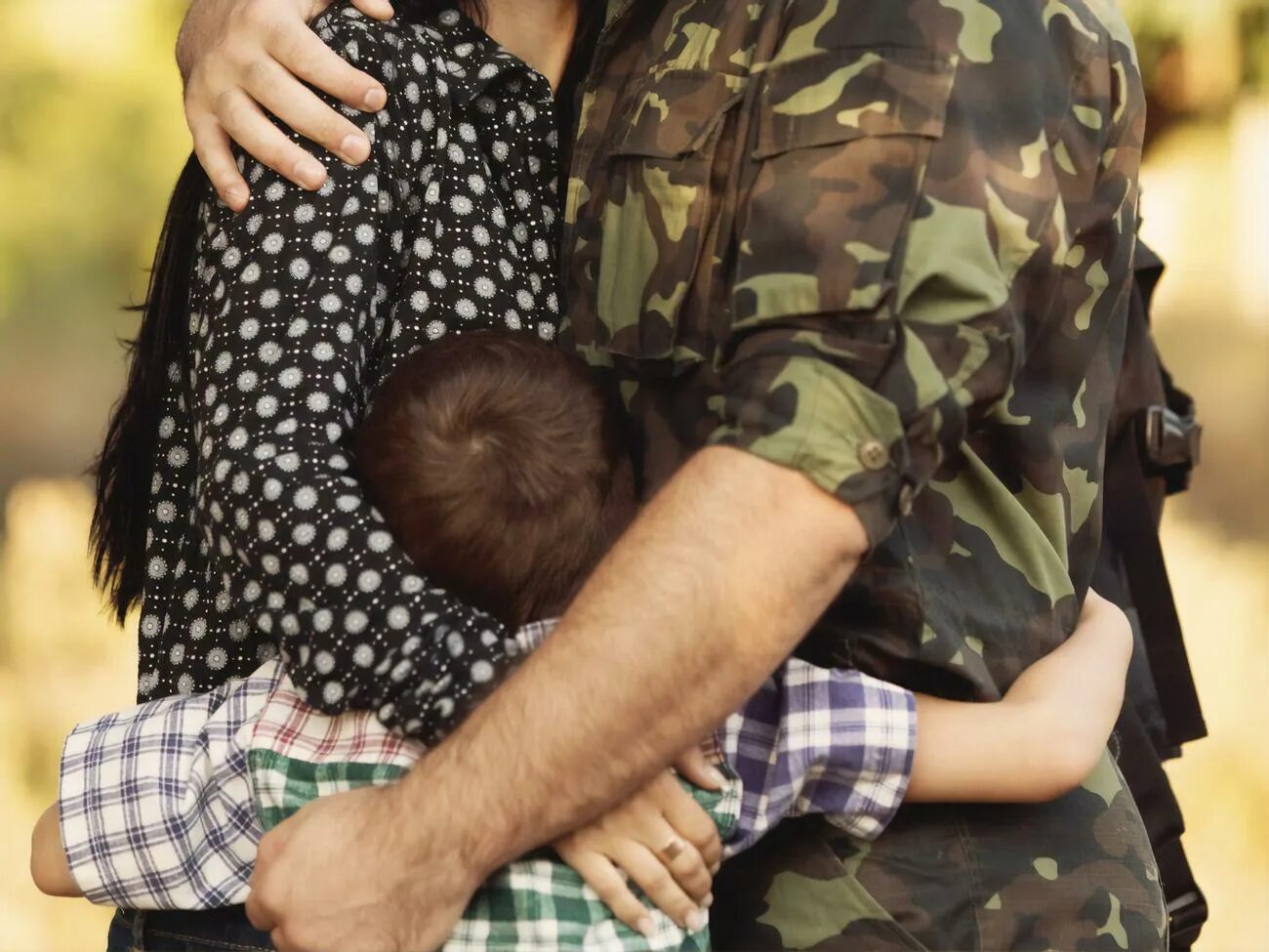 Военная семья. Семья военного. Военный с женой и ребенком. Солдат с семьей. Папа военный.