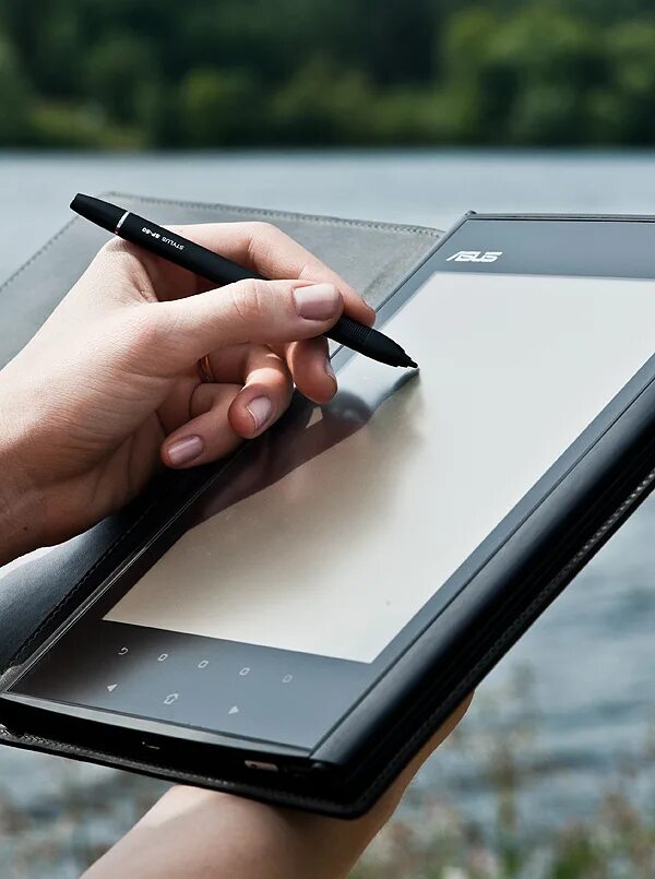 Планшет с стилусом и плей маркет. Планшет самсунг 2023. Автономный планшет со стилусом. Графический планшет-блокнот. Первый планшет со стилусом.