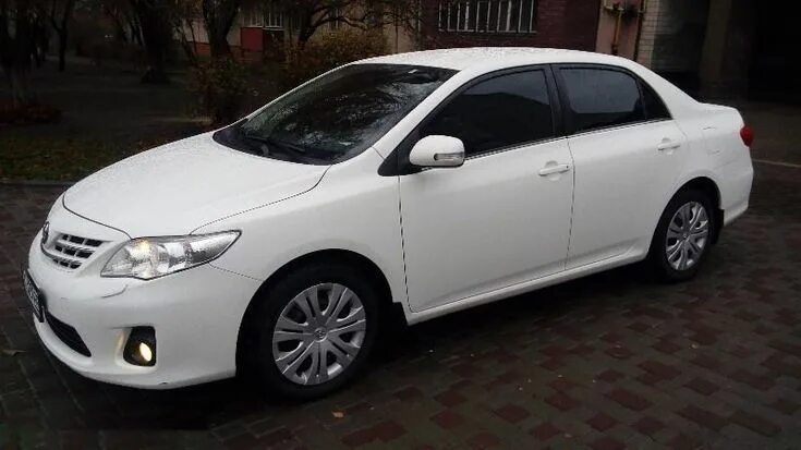 Купить короллу дизель. Белая Toyota Corolla 2013. Тойота Королла белая с люком. Тойота Королла 2013 белая в дороге. Дизельная Тойота Королла.