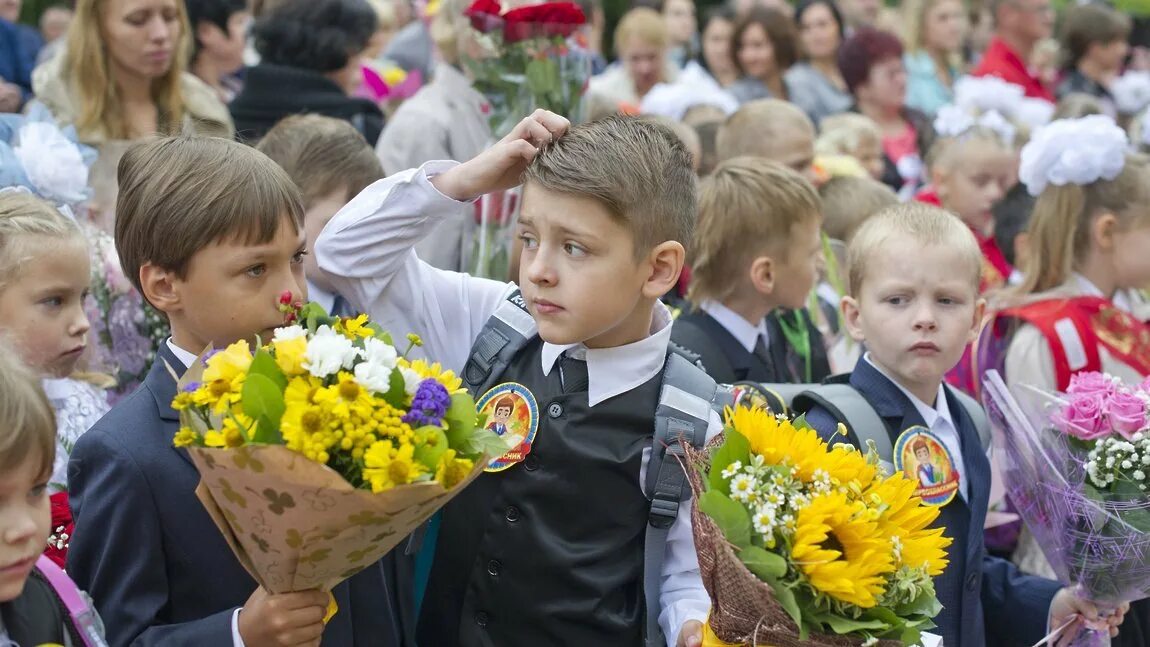 Пойти в школу в москве. Первоклассники на линейке. Линейка в школе. Первоклассник с цветами. Школьная линейка 1 сентября.