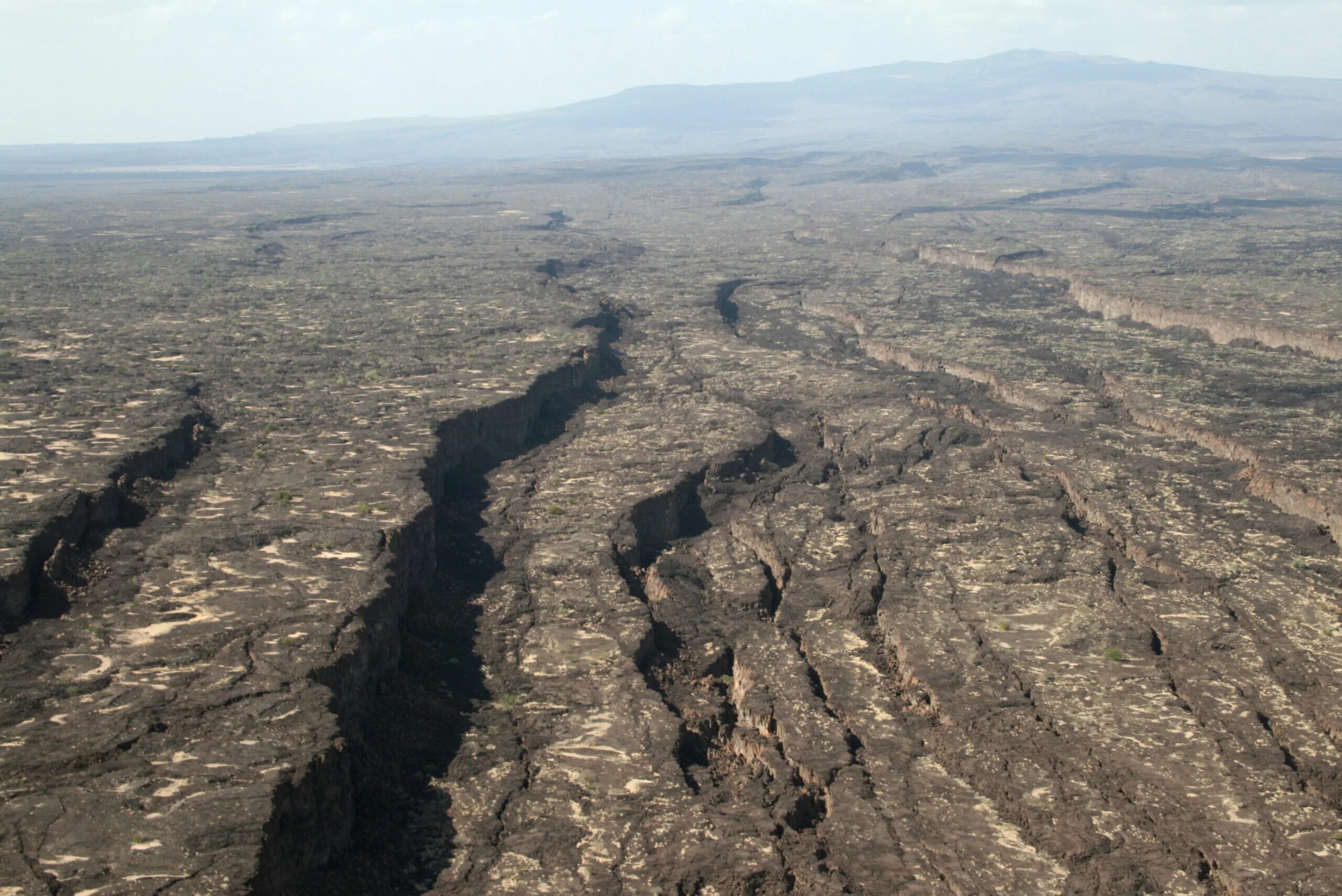 Разлом трещина. Впадина Афар Эфиопия. Долина Тингвеллир разлом. Впадина Ашисор. Разломы земной коры в Африке.