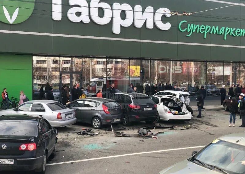 Инцидент в жк панорама в краснодаре. Дтп краснодар возле парка краснодар 5. Дтп 16 апреля 2015 год краснодар оз молл. Золотая бмв краснодар авария. Типичный краснодар инстаграмм происшествия.