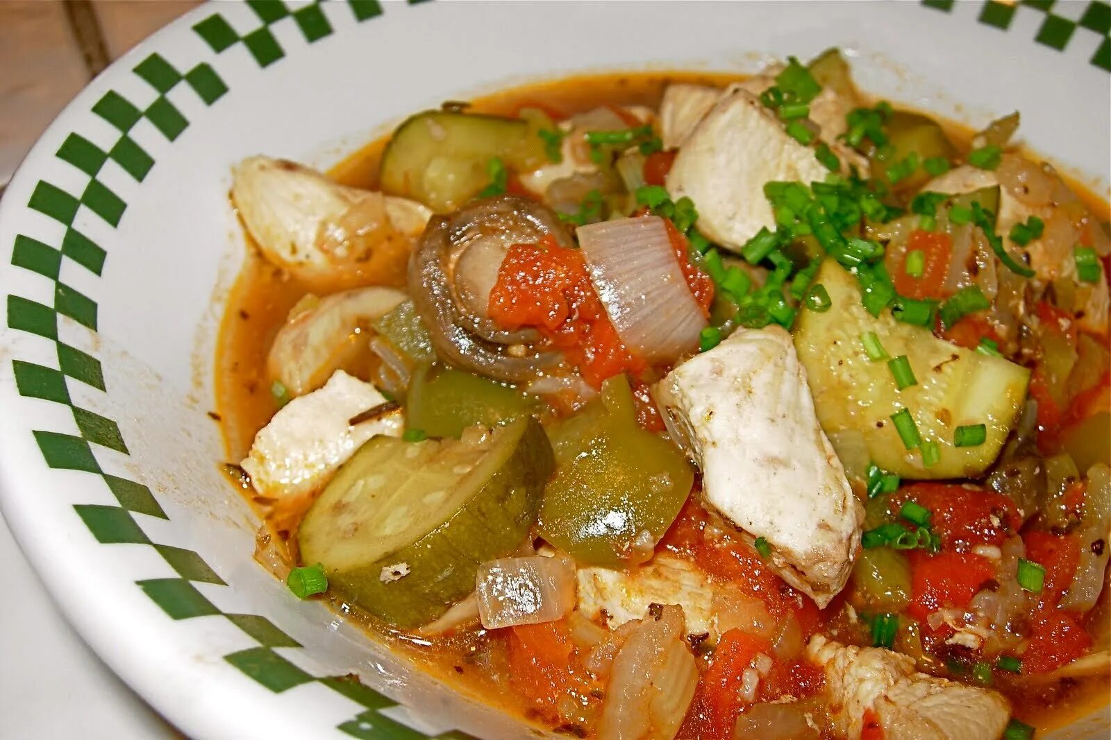 Рецепт рагу в мультиварке с мясом. Тушеные огурцы. овощное рагу с кабачками и картошкой в мультиварке. овощное рагу с мясом в мультиварке. картофель тушеный с луком и помидорами.