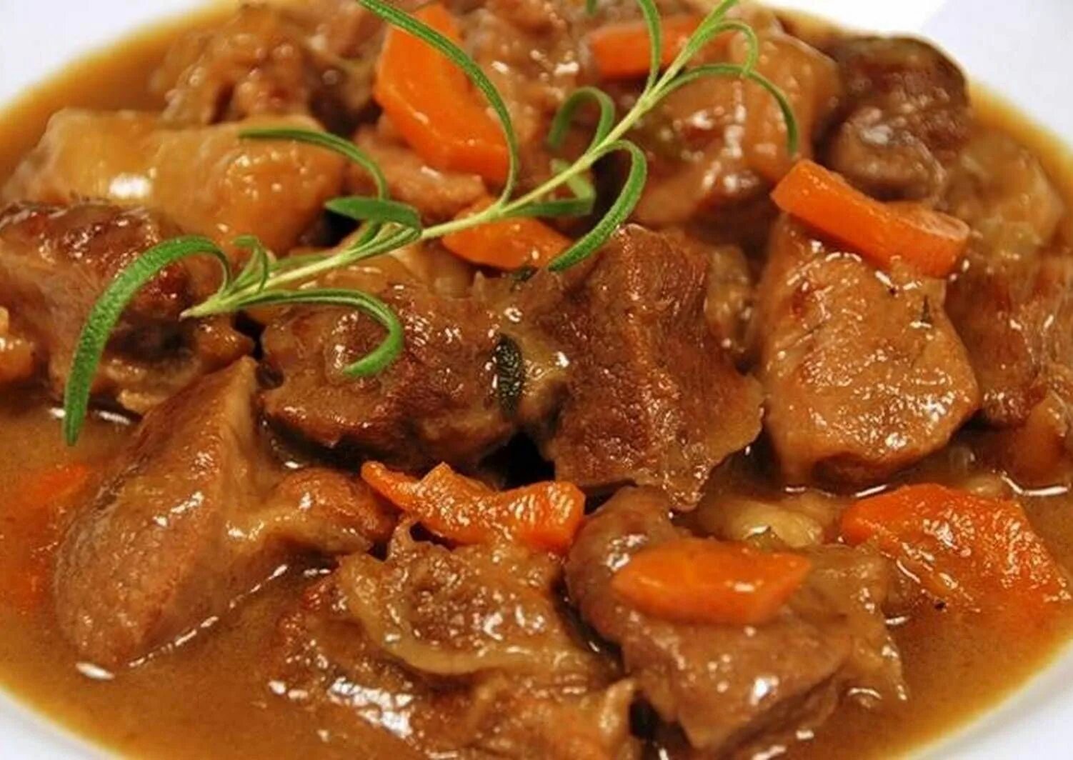 Бургундский гуляш. Жаркое с говядиной. Тушить мясо рецепт. Чанахи с бараниной. Жаркое из говядины.