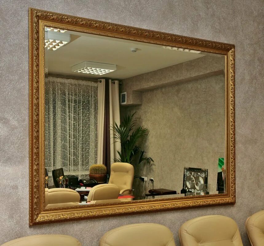 Видеть большое зеркало. Зеркало в багете в интерьере. Рамка для зеркала. Зеркало в багетной раме в интерьере. Зеркало в багете для прихожей.