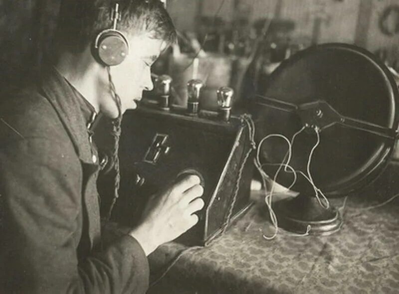 театр у микрофона старое радио. радио 30 годов слушать. радиоприемник вов. радиоприемник пл-2. радиоприемник zenith 1924 года.