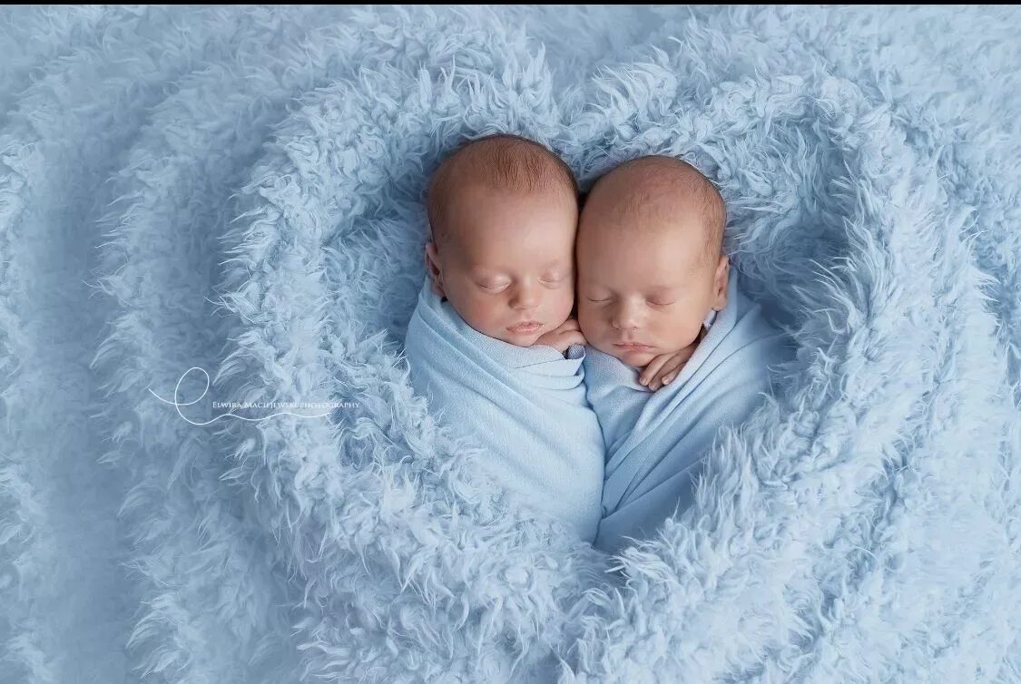 Картинки поздравления с двойняшками. С рождением двойняшек мальчиков. С рождением близняшек мальчиков. С рождением двойни мальчиков. Поздравляю с рождением близнецов.