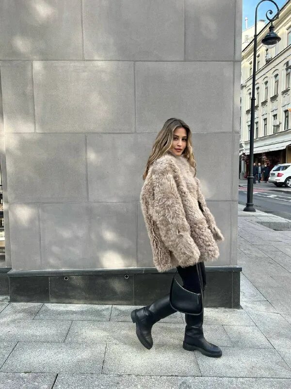 Chaud studio одежда. Dl studio одежда. Дублёнка l. Кожаный пиджак бордового цвета. Dl studio одежда.