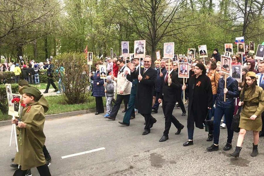 Сайт лицея булакина абакан. Бессмертный полк Абакан. Бессмертный полк Бердянск. Булакин могила. Семья Николая Булакина.